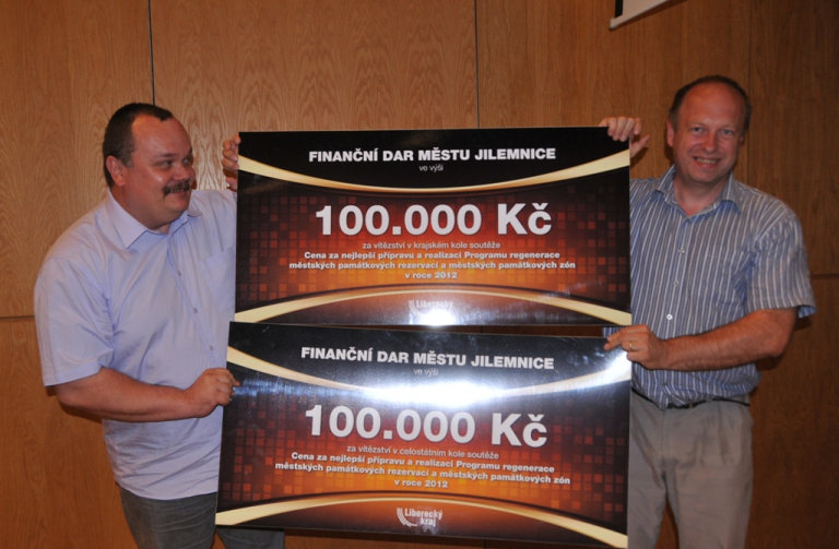 Starosta Jilemnice (vlevo) převzal dva šeky
